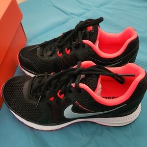 Nike women's Zoom Winflo sneaker